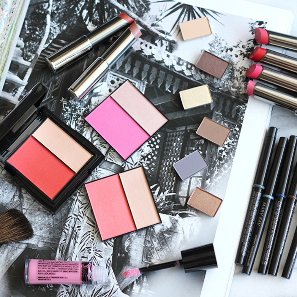 $200 retail Makeup mystery box! Quality products - Picture 3 of 3
